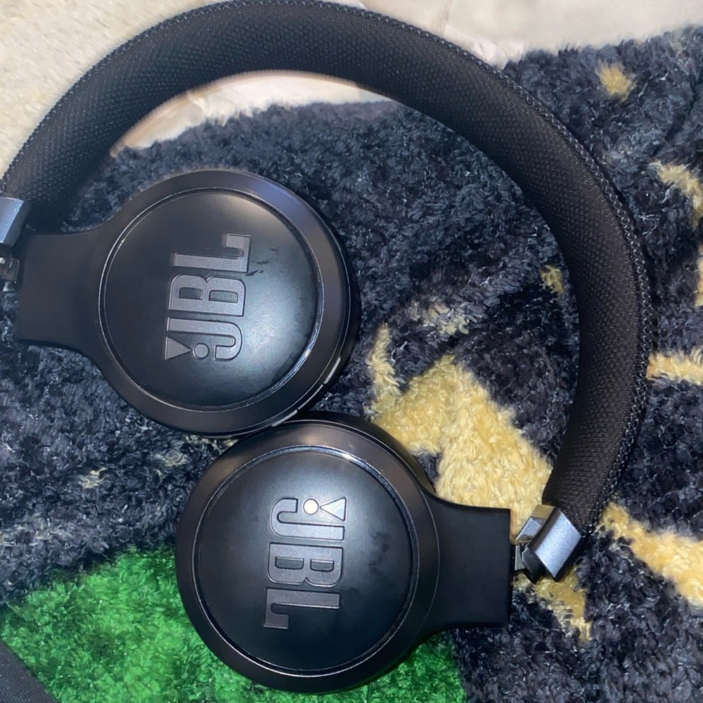 Jbl Bluetooth black headphones they work 💯%
